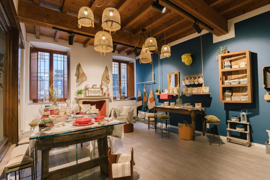 Il banco degli accessori, nella sala azzurra