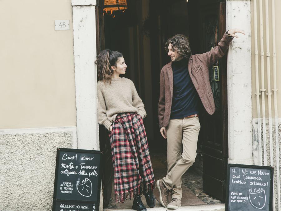 Marta e Tommaso davanti al negozio di via Castello