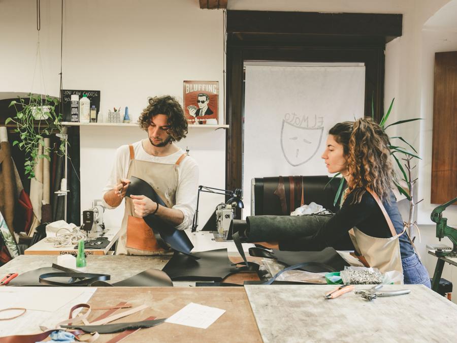 Marta e Tommaso al lavoro in laboratorio